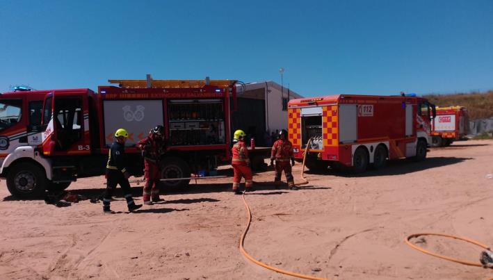 Un incendio en un invernadero entre Villarrasa y Rociana provoca una gran humareda negra